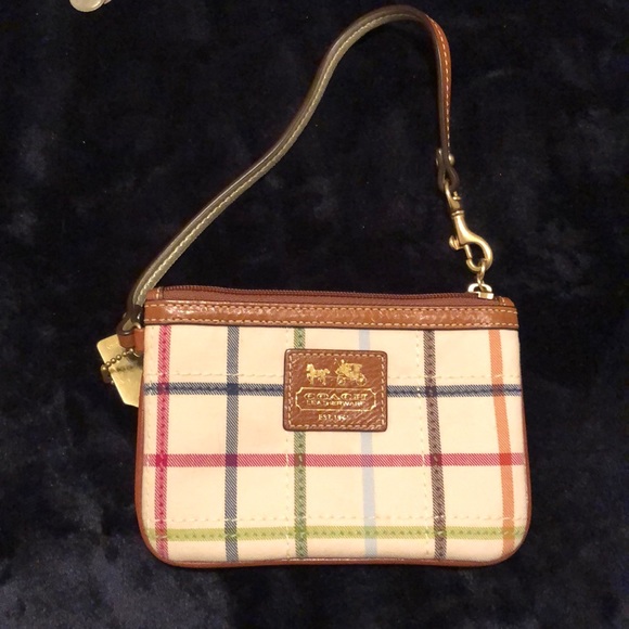 Small Coach wristlet barely used! - Picture 1 of 3